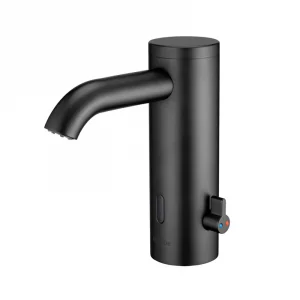 Черный ручной регулятор для смесителя